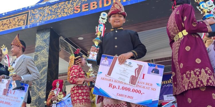Liyu Toricko Harumkan SDN 10 Martapura,Raih Juara 1 Lomba Pisaan Beraksara Komering