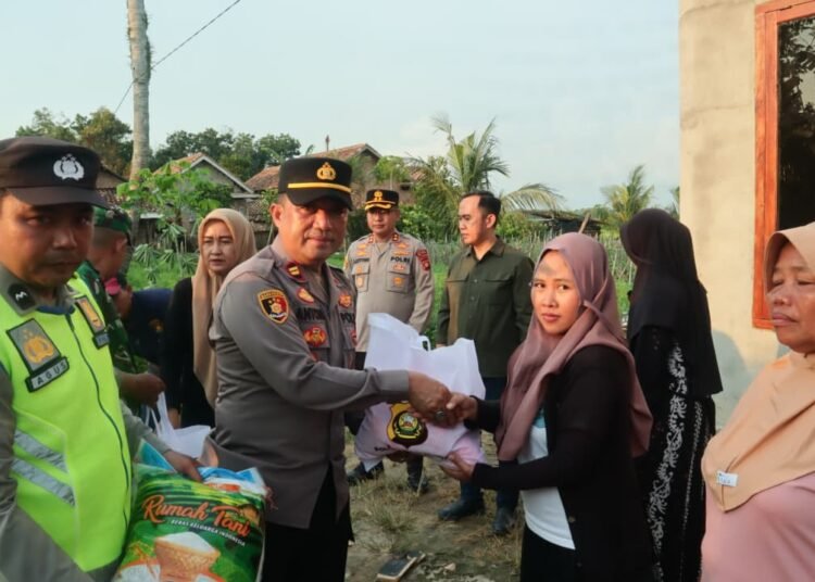 Kapolres OKU Timur AKBP Adik Listiyono Sergeb Salurkan Bansos