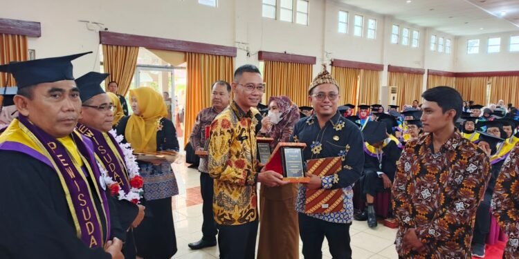 Wisuda 58 Siswa Sekolah Lansia, Bukan Sekadar Seremoni, ini Kata Kepala DPPKB OKU Timur