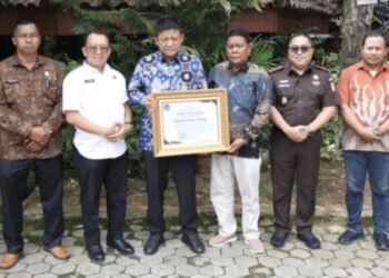 Bupati OKU Timur  Enos Terima Penghargaan  Dari Kemenimipas