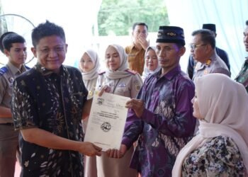 Kembali kolaborasi Pemkab OKU Timur Dan Kantor Pertanahan  Serahkan 300 Sertipikat TORA