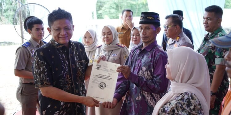 Kembali kolaborasi Pemkab OKU Timur Dan Kantor Pertanahan  Serahkan 300 Sertipikat TORA