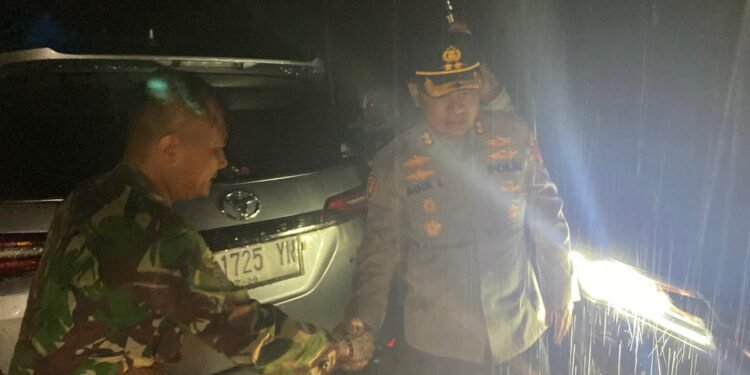 Gercep, Kapolres OKU Timur Tinjau Luapan Sungai  Desa Burnai Mulya