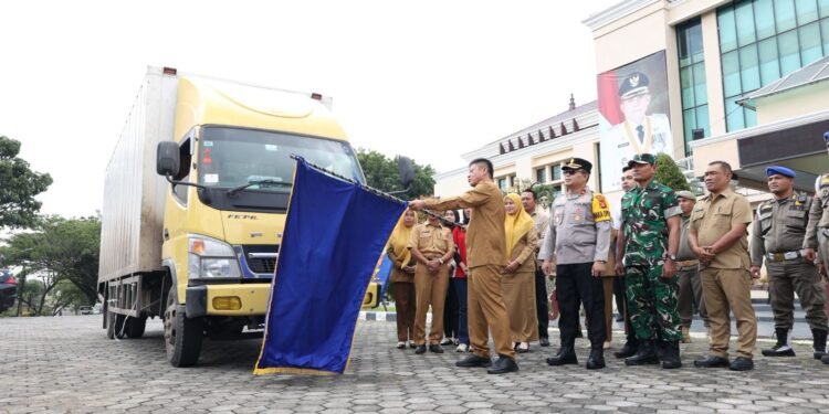 Bupati Enos, Lepas Bantuan Bencana Alam