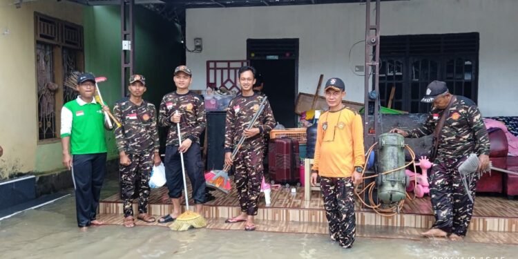 Sergeb Banser Turun Langsung Bantu Bencana Banjir Di OKUT