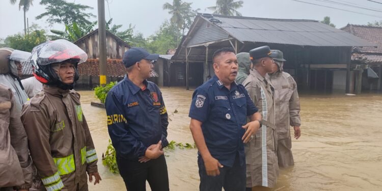 Kapolres OKU Timur AKBP Adik Listiyono Pimpin Langsung Evakuasi korban Banjir