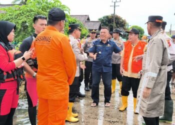 Akibat Luapan Sungai Muara Balak, Puluhan Rumah Terendam, BPBD  OKUT Salurkan Bantuan