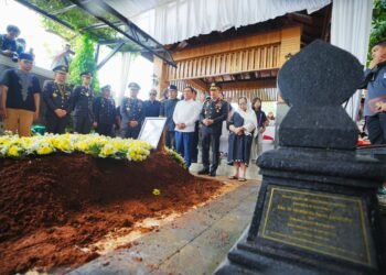 Kapolri Listyo Sigit,Hadiri Pemakaman Eyang Meri