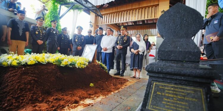 Kapolri Listyo Sigit,Hadiri Pemakaman Eyang Meri