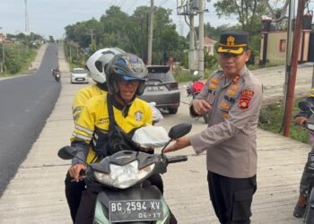 Kapolres OKU Timur Bagikan Ratusan Takzil Untuk Ojek Onlen dan Masyarakat