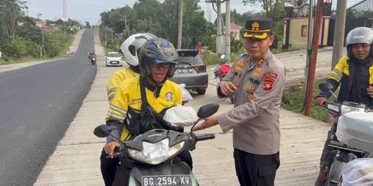 Kapolres OKU Timur Bagikan Ratusan Takzil Untuk Ojek Onlen dan Masyarakat