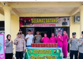 Masyrakat Sambut Positip Pembagian Takzil Dari Kapolsek Martapura