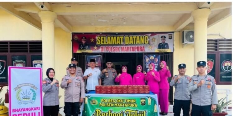 Masyrakat Sambut Positip Pembagian Takzil Dari Kapolsek Martapura