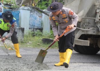 Wujut Nyata Kapolres OKU Timur Turun Ke Lapangan Tambal Lubang Jalan