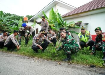 Ratusan Personel Gabungan Tambal Jalan Lintas Sumatera, Polda Sumsel Siapkan Jalur Mudik Lebaran