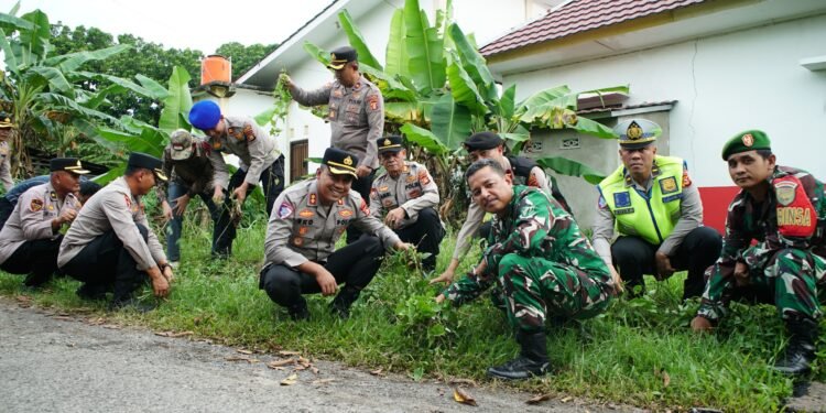 Ratusan Personel Gabungan Tambal Jalan Lintas Sumatera, Polda Sumsel Siapkan Jalur Mudik Lebaran