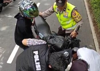 Sigap Anggota Polsek Madang Suku 1, Berikan Pertolongan Kepada  Warga