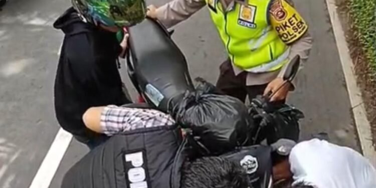 Sigap Anggota Polsek Madang Suku 1, Berikan Pertolongan Kepada  Warga