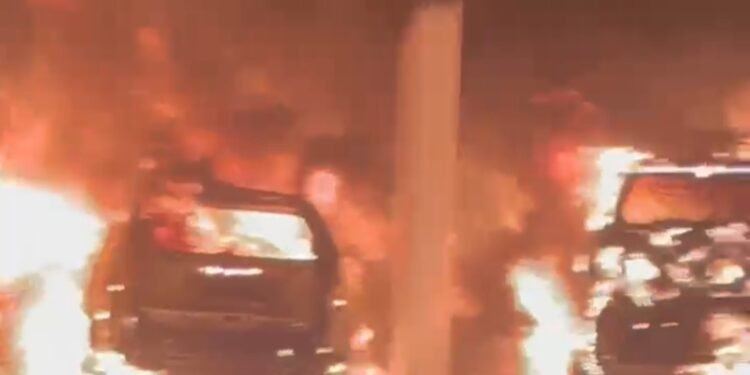 Lima Kendaraan Ludes Terbakar di Garasi Klinik Mitra Ananda, Polisi Lakukan Olah TKP