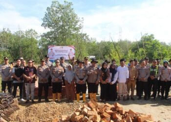 Polres OKU Timur Bedah 14 Rumah Warga dalam Rangka HUT Bhayangkara ke-80