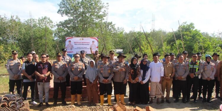 Polres OKU Timur Bedah 14 Rumah Warga dalam Rangka HUT Bhayangkara ke-80