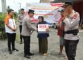 Kapolres OKU Timur Tunjukkan Kepedulian dengan Bansos di Desa Tumijaya