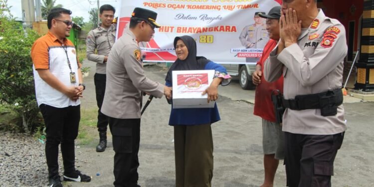Kapolres OKU Timur Tunjukkan Kepedulian dengan Bansos di Desa Tumijaya