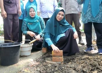“Peringatan HKG PKK Ke-54, dr. Sheila Letakkan Batu Pertama Bedah Rumah Warga Sido Rahayu”