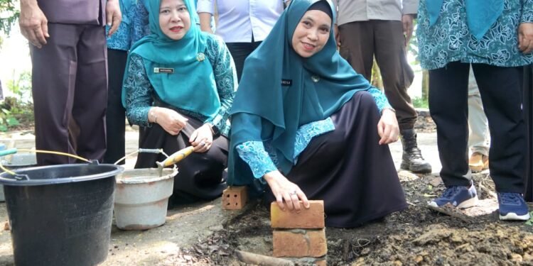 “Peringatan HKG PKK Ke-54, dr. Sheila Letakkan Batu Pertama Bedah Rumah Warga Sido Rahayu”