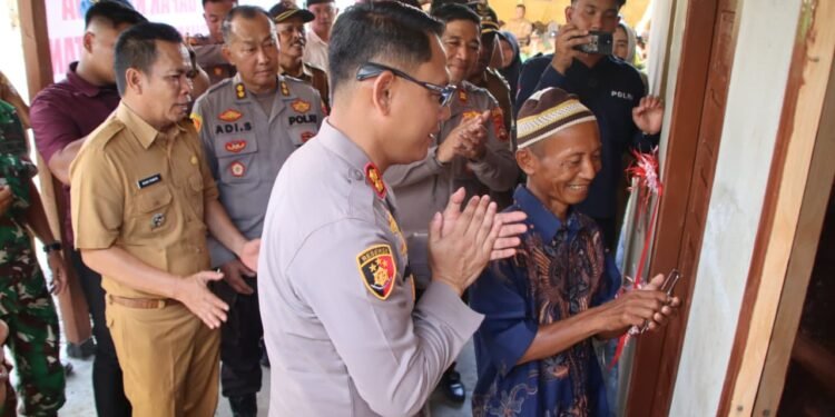 Serah Terima Bantuan Rumah Tinggal Baru Oleh Kapolres OKU Timur