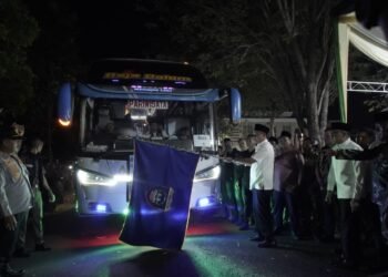 437 JCH OKU Timur Dilepas,Ini Pesan Bupati,Jemaah Muda Bantu Lansia