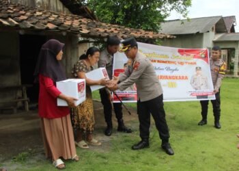 Kapolres OKU Timur Pimpin Penyaluran Ratusan Paket Sembako Hari Bhayangkara