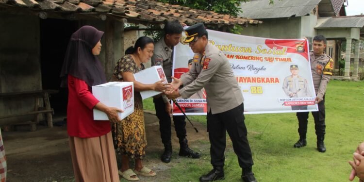 Kapolres OKU Timur Pimpin Penyaluran Ratusan Paket Sembako Hari Bhayangkara