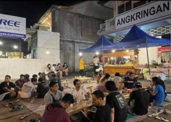 Angkringan UJ Jadi Tempat Nongkrong Favorit Anak Muda di Martapura