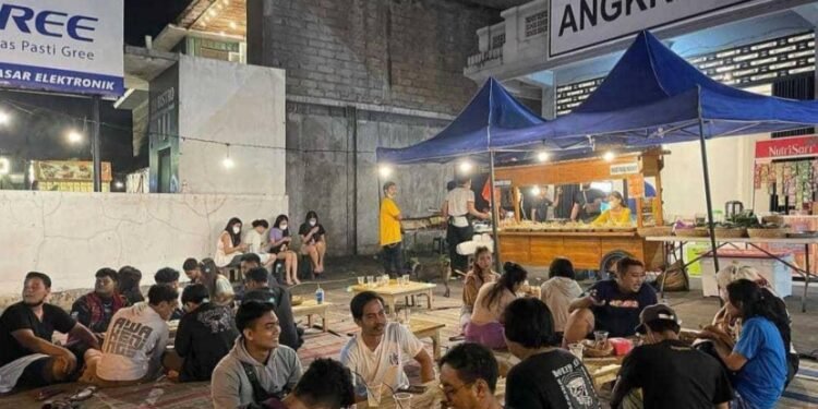 Angkringan UJ Jadi Tempat Nongkrong Favorit Anak Muda di Martapura