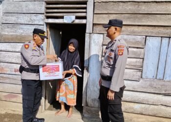 Tangis Haru Warga Pecah Saat Polisi Datang Antar Sembako, HUT Bhayangkara ke-80 Polres OKU Timur Sentuh Hati Kaum Duafa