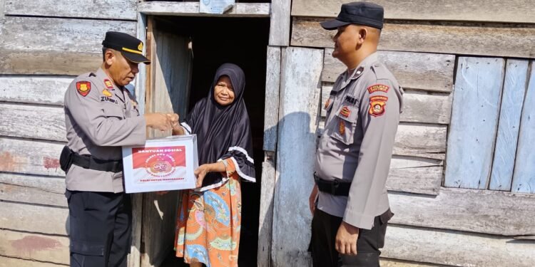 Tangis Haru Warga Pecah Saat Polisi Datang Antar Sembako, HUT Bhayangkara ke-80 Polres OKU Timur Sentuh Hati Kaum Duafa