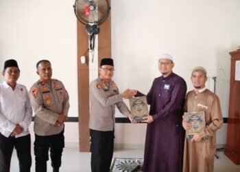 Sentuhan Bhayangkara di Pesantren, Kapolres OKU Timur Salurkan Bansos dan 40 Al-Qur’an