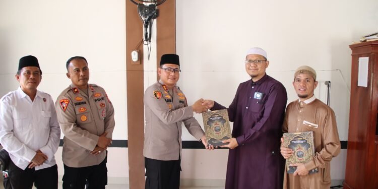 Sentuhan Bhayangkara di Pesantren, Kapolres OKU Timur Salurkan Bansos dan 40 Al-Qur’an