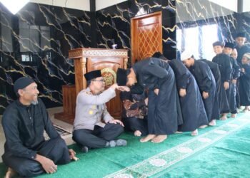 Kapolres OKU Timur Salurkan Bansos dan Bakti Religi di Ponpes Al-Hijroh