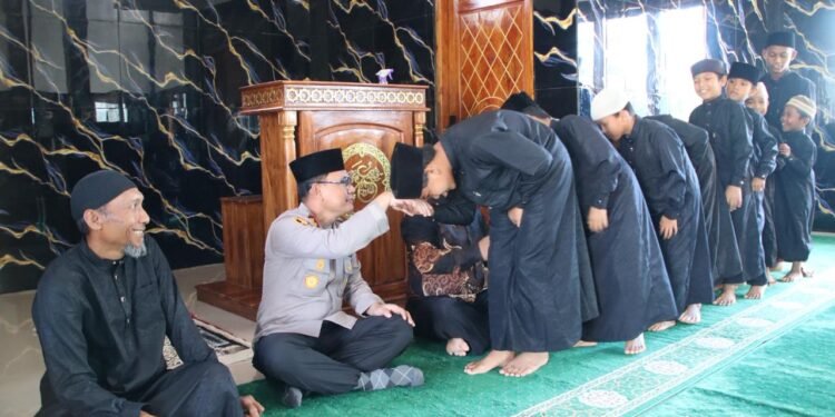 Kapolres OKU Timur Salurkan Bansos dan Bakti Religi di Ponpes Al-Hijroh