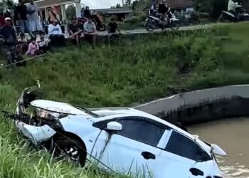 Niat Jenguk Keluarga Berujung Brio Masuk Irigasi