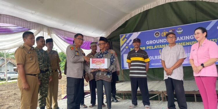 Jaga Stabilitas Kamtibmas, Polres OKU Timur Ringankan Beban Masyarakat Lewat Program Bansos