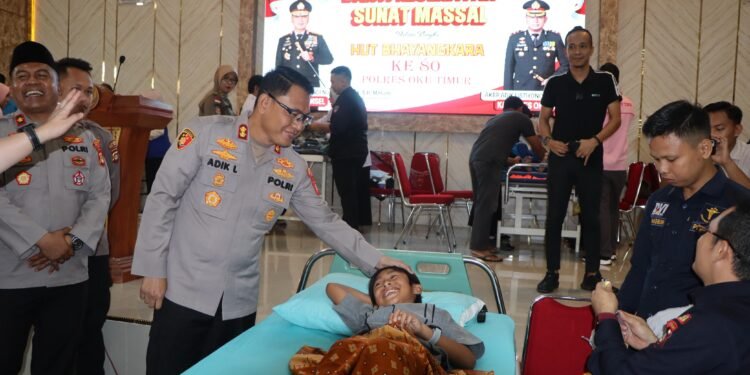 Sentuh Hati Warga,Kapolres OKU Timur Gelar Sunat Massal Gratis HUT Bhayangkara ke-80
