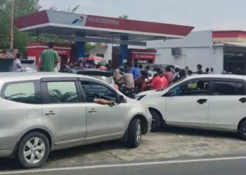 BBM Langka, OKU Timur Lumpuh  Warga Antre Berjam-jam di SPBU