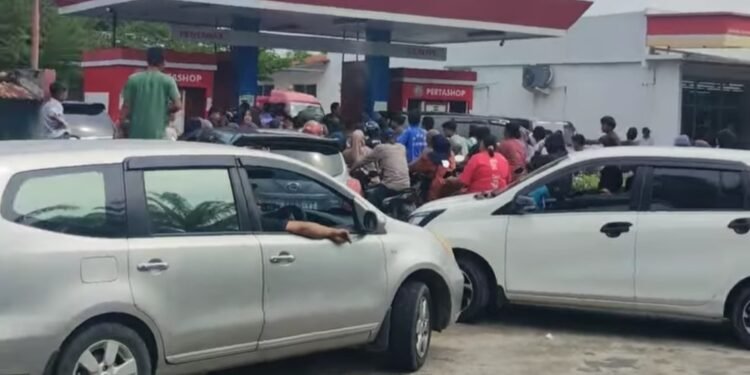 BBM Langka, OKU Timur Lumpuh  Warga Antre Berjam-jam di SPBU