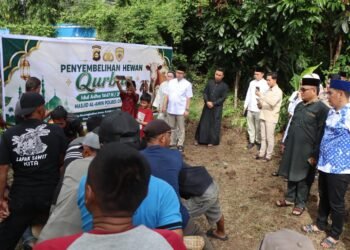 Kapolres OKU Timur AKBP Adik, Sholat Idul Adha Bersama Personel, Serahkan Hewan Kurban Untuk Masyarakat