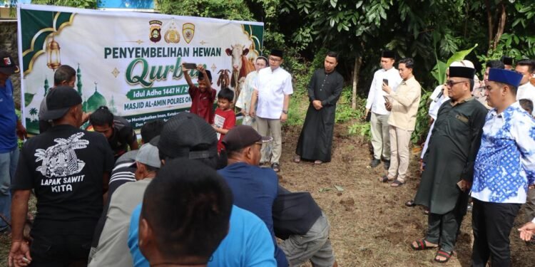 Kapolres OKU Timur AKBP Adik, Sholat Idul Adha Bersama Personel, Serahkan Hewan Kurban Untuk Masyarakat