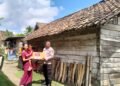 Polres OKU Timur Door to Door Salurkan Bansos Untuk Lansia Dan Warga Miskin