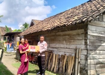 Polres OKU Timur Door to Door Salurkan Bansos Untuk Lansia Dan Warga Miskin